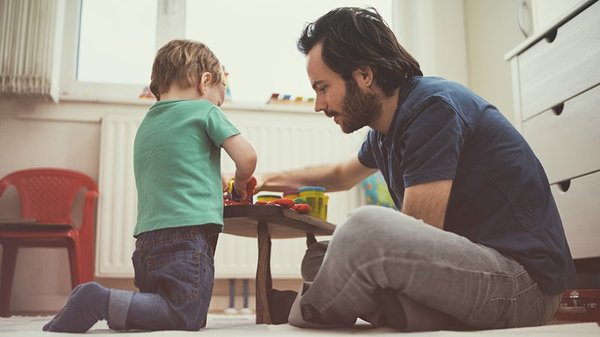 Les astuces de papa pour apprendre à son enfant à résoudre un Rubik's Cube