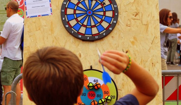 Comment bien jouer au jeu de fléchettes avec son enfant ?
