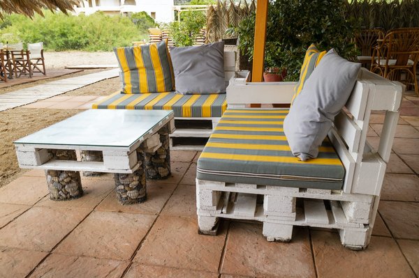 Quelles mesures prendre pour préserver ses meubles en palette de l'exposition à la pluie ?