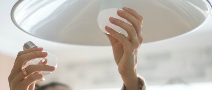 Remplacer une lampe : un travail pour papa